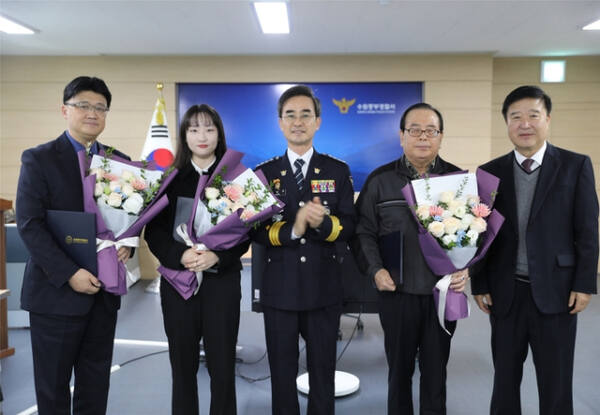 수원중부경찰서가 병원에 몰래 마약류를 반입하려던 피의자 검거에 기여한 동수원병원 관계자들에게 표창과 감사장 등을 전달했다. 수원중부경찰서 제공