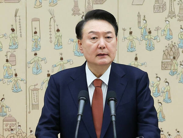 윤석열 대통령이 27일 서울 용산 대통령실 청사에서 열린 중장 진급·보직 신고 및 삼정검 수치 수여식에서 격려사를 하고 있다. 연합뉴스
