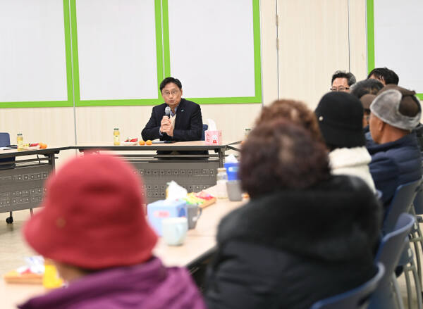 27일 오후석 경기도 행정2부지사가 경기미래교육 파주캠퍼스에서 대성동마을 주민들과 간담회를 진행하고 있는 모습이다. 경기도 제공