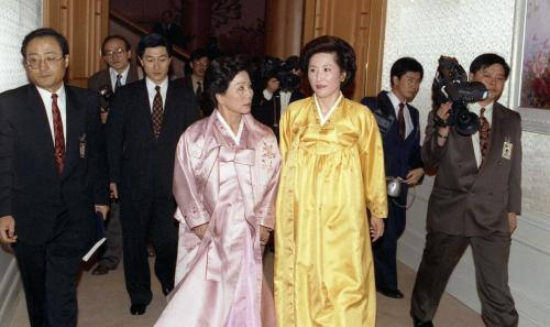 김영삼 전 대통령 부인 손명순 여사와 대화하는 김옥숙 여사(1993.02.25) e영상역사관 국가기록사진