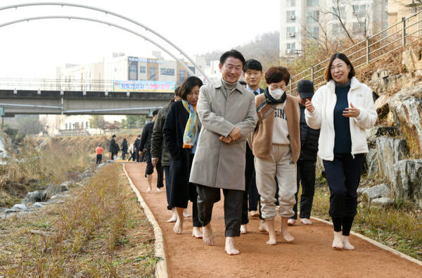 김동근 의정부시장이 시민들과 함께 민락동 민락천에 조성된 황톳길을 걷고 있다. 의정부시 제공