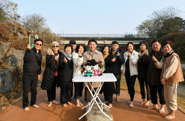 김동근 의정부시장이 민락동 민락천에 조성된 황톳길에서 시민들과 기념촬영을 하고 있다. 의정부시 제공