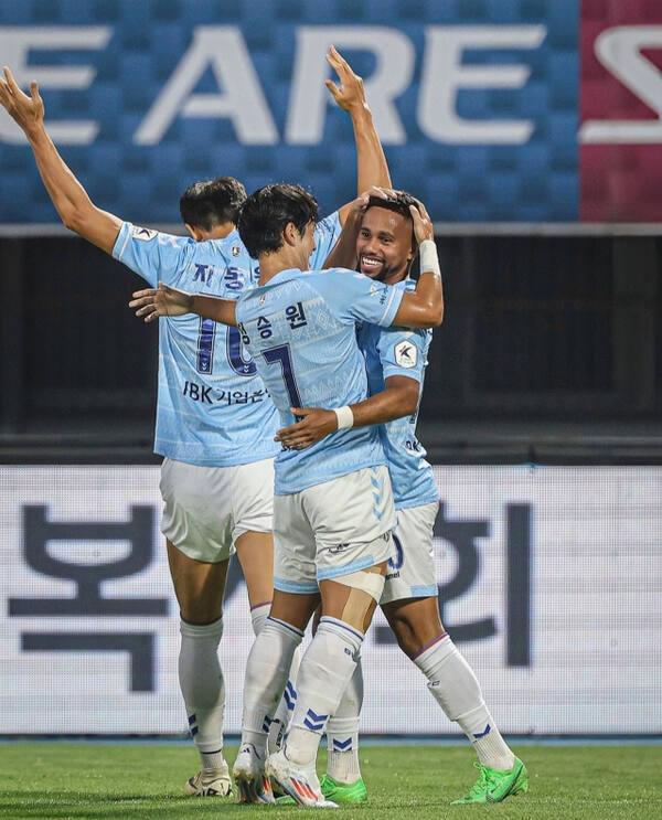 2024시즌 수원FC의 핵심적인 전력으로 활약한 브라질 출신 안데르손(오른쪽)과 토종 에이스 정승원. 수원FC 제공