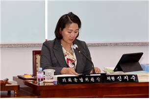 더불어민주당 신지수 인천 계양구의원(비례)가 최근 의회운영위위원회에서 의사진행을 하고 있다. 계양구의회 제공