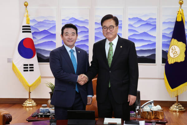 우원식 국회의장(오른쪽)이 28일 오전 국회에서 박정 예산결산특별위원회 위원장과 회동하고 있다. 의장실 제공