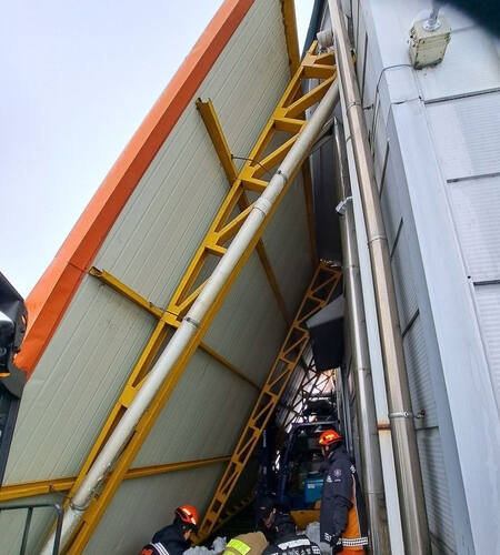 안성시 서운면 자동차부품 제조공장에서 캐노피 붕괴사고 현장. 경기도소방재난본부 제공