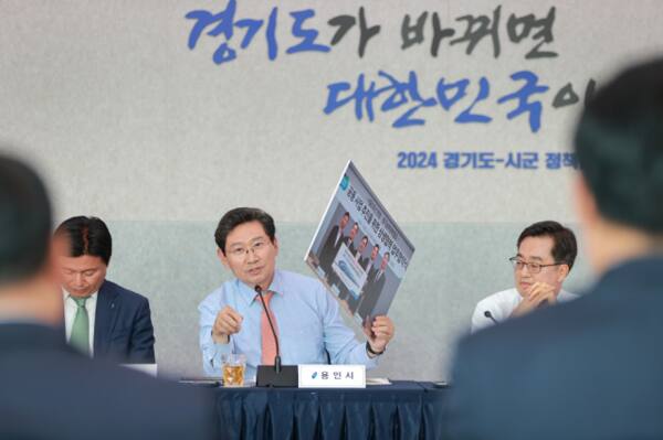 지난 11일 오후 경기도청에서 열린 정책간담회에 참석한 이상일 용인특례시장(가운데)이 경기남부광역철도사업의 성공 추진을 위해 2023년 2월 맺은 협약 사진을 보여 주며 김 지사의 적극적인 협력을 요구하고 있다. 용인특례시 제공