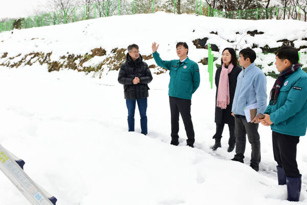 안산시가 폭설로 인한 시민 피해 최소화를 위해 전력투구하고 있다. 이민근 시장이 폭설현장을 긴급점검하고 있다. 안산시 제공