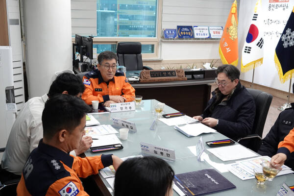 28일 오전 용인소방서에서 열린 2024년 하반기 감염관리 위원회에 참석한 안기승 서장을 비롯한 관계자들이 의견을 나누고 있다. 용인소방서 제공