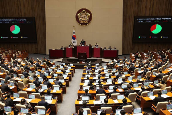 28일 국회 본회의에서 특별검사후보추천위원회의 구성 및 운영 등에 관한 규칙 일부개정규칙안이 통과되고 있다. 연합뉴스