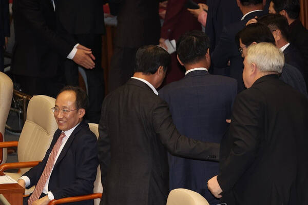국민의힘 추경호 원내대표가 28일 국회 본회의에서 미소를 짓고 있다. 연합뉴스
