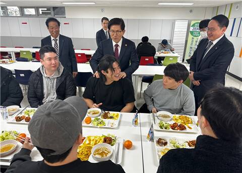 김문수 고용노동부 장관이 28일 한국폴리텍대학 성남캠퍼스를 방문해 학생들과 함께 식사하면서 대화하고 있다. 한국폴리텍대학 성남캠퍼스 제공