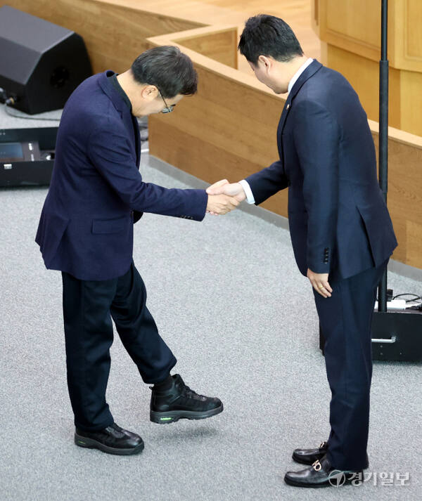 28일 오후 경기도의회 제379회 정례회 4차 본회의에서 김동연 경기도지사와 김진경 의장이 인사하고 있다. 이날 김 지사는 도내 폭설 현장을 방문한 뒤 급히 본회의에 참석하느라 평상복과 운동화 차림으로 자리했다. 조주현기자