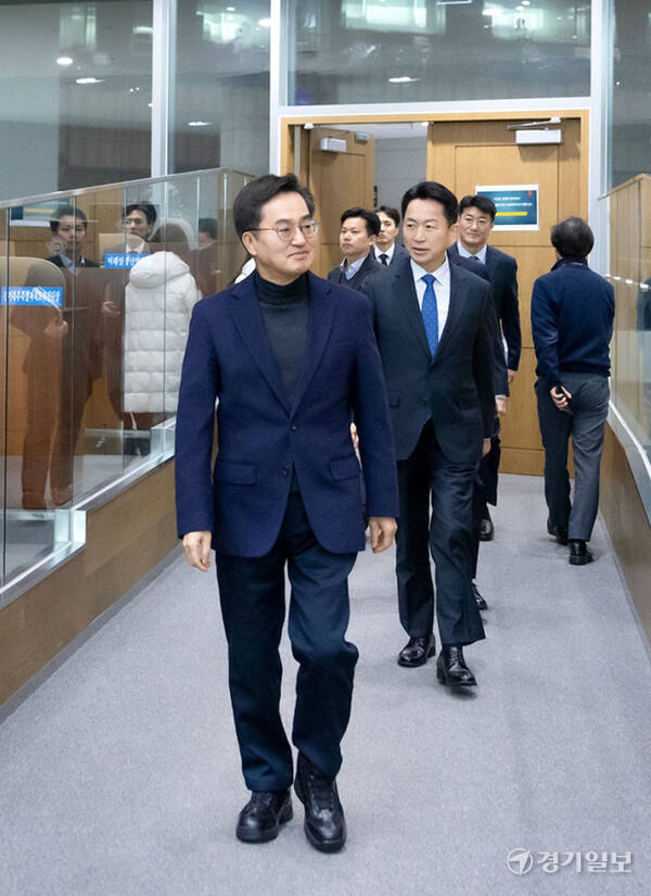 28일 오후 경기도의회 제379회 정례회 4차 본회의에서 김동연 경기도지사가 본회의장에 입장하고 있다. 이날 김 지사는 도내 폭설 현장을 방문한 뒤 급히 본회의에 참석하느라 평상복과 운동화 차림으로 자리했다. 조주현기자