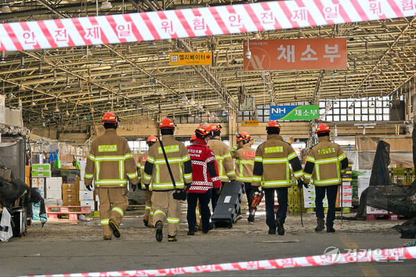 28일 경기지역에 기록적인 폭설이 쏟아지며 피해가 잇따랐다. 사진은 28일 오후 12시 6분께 폭설로 지붕이 붕괴된 안양시 농수산물도매시장에서 소방대원들이 혹시 모를 인명피해를 확인하고 있다, 이번 눈은 북부의 찬공기와 서해가 평년보다 따뜻해 만나 높은 해기차(해수와 대기의 온도차)로 습기가 높은 눈구름을 만들어 습설(젖은 눈)을 내리게 했다, 습설은 일반 눈보다 3배 가량 무거워 곳곳에서 붕괴 등 피해가 발생했다.
