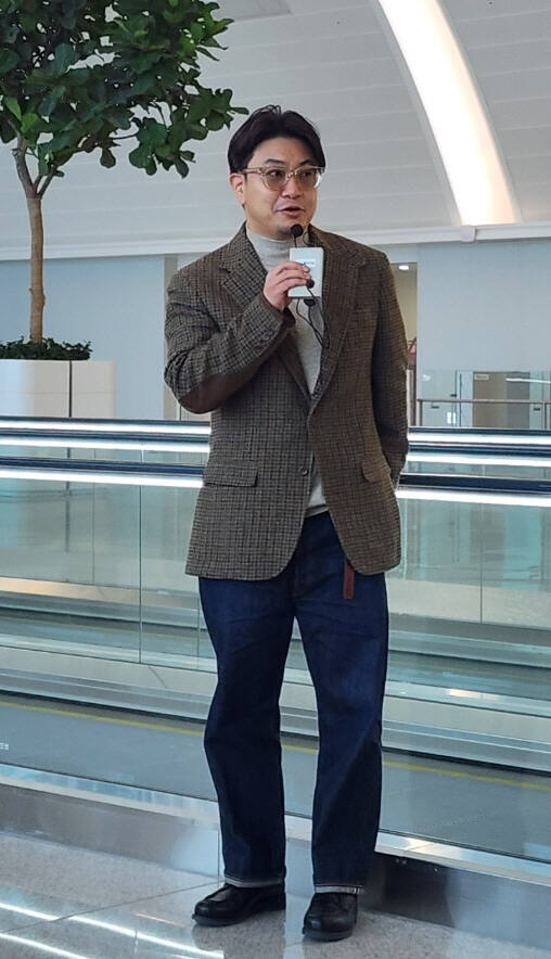 채병록 작가가 인천공항 ‘아트 프로젝트’에 참여한 소감을 밝히고 있다. 이병기기자