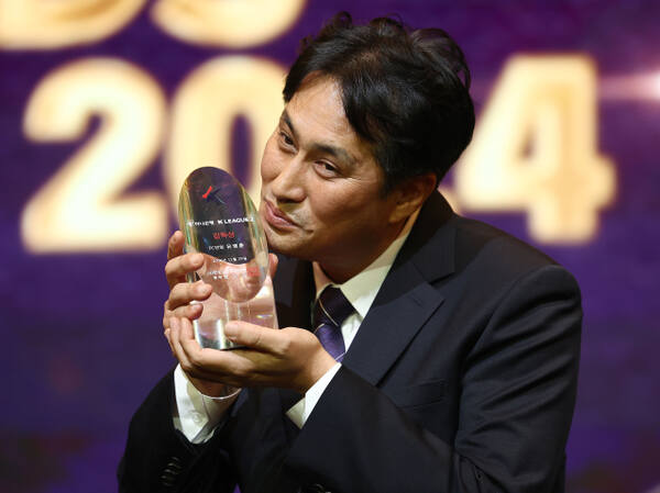 29일 오후 서울 서대문구 스위스그랜드호텔에서 열린 K리그 2024 시상식에서 K리그2 감독상을 수상한 유병훈 FC안양 감독이 트로피와 함께 기념촬영을 하고 있다. 연합뉴스