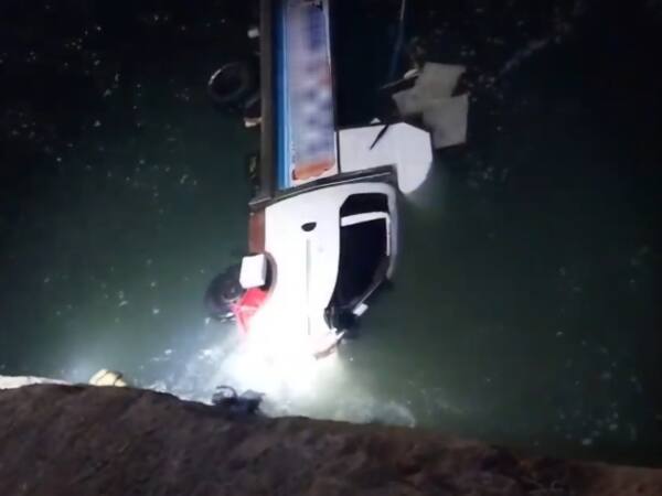 30일 새벽 인천 중구 남항유어선부두 인근에서 1t 화물차가 바다에 빠져 있다. 인천소방본부 제공