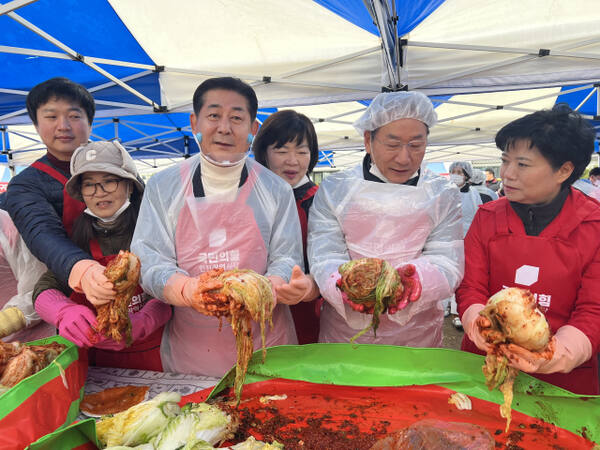 국민의힘 인천시당이 30일 인천시청 애뜰광장에서 김장 나눔 봉사 행사에서 유정복 인천시장과 정해권 인천시의회 의장이 김장을 하고 있다. 인천시당 제공