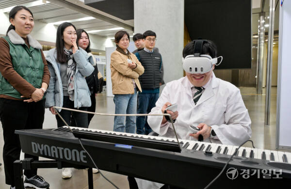30일 오전 용인특례시 HL인재개발원에서 열린 '미래를 만드는 과학교육, 2024 경기과학교사한마당'에서 도내 초·중·고등학교 과학교사들이 미래형 과학실 박람회를 둘러보고 있다. 경기도 교육청이 주관한 이날 행사에서는 다양한 특강과 우수한 지도 사례 및 과학교육 성과를 공유하고 미래형 과학수업 체험으로 현장 중심의 과학교육 확산을 위해 마련됐다. 윤원규기자