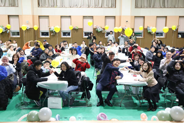 의왕시 희망나래장애인복지관에서 (사)한국장애인부모회 의왕시지부와 의왕시장애인가족지원센터 등이 공동 개최한 ‘송년가족행사’에서 김성제 의왕시장이 장애인가족들과 기념촬영을 하고 있다. 의왕시 제공