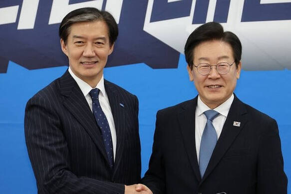더불어민주당 이재명 대표(오른쪽)와 조국혁신당 조국 대표. 연합뉴스