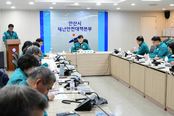 안산시가 기록적인 폭설로 인한 시민들의 피해를 최소화 하기 위해 주말을 반납한 채 제설작업에 총력을 기울이고 있다. 안산시 제공