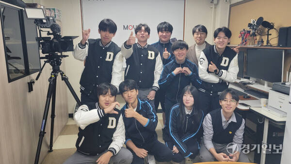 동일공고 영화제작부 MOVING 성완경 지도교사와 학생들. 최해영기자