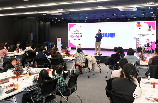 지난달 30일 의정부문화역 이음에서 열린 ‘2024 문화도시 공유주간 문화도시와 동거동락’에 참석한 김동근 의정부시장이 축사를 하고 있다. 의정부시 제공