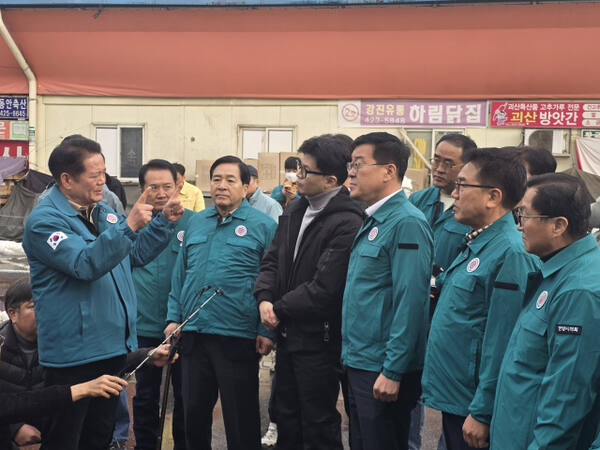 국민의힘 한동훈 대표가 기록적인 폭설로 인해 피해를 본 안양시 농수산물도매시장을 방문해 피해상황을 듣고 있다. 독자 제공