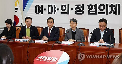이주호 부총리 겸 교육부 장관(오른쪽 두번째). 연합뉴스