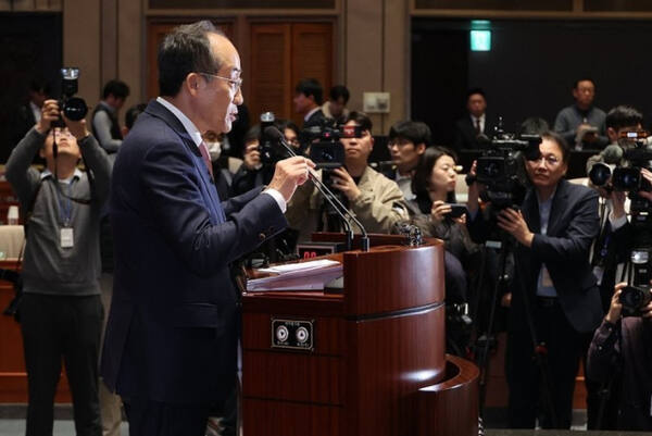 국민의힘 김정재 의원등 중진 의원들이 2일 오전 비상의원총회를 마친 뒤 국회의장실을 방문, 우원식 의장에게 감액 예산안의 본회의 처리에 대한 반대 의견을 전달하고 있다. 연합뉴스