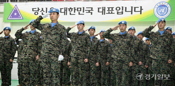 남수단 파병부대인 한빛부대 19진 장병들이 2일 인천 계양구 국제평화지원단에서 열린 파병환송식에서 파병 신고를 하고 있다. 한빛 19진은 오랜 내전으로 국토가 파괴된 남수단의 재건 지원과 민·군작전을 위해 출국해 내년 8월까지 8개월 동안 남수단에서 임무를 수행할 예정이다.조병석기자