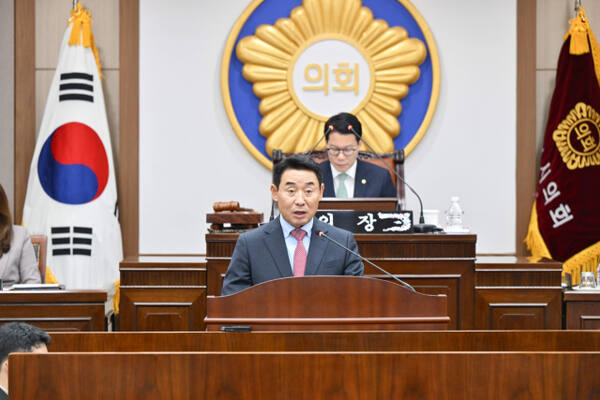 백영현 포천시장이 2일 개회한 정례회에서 내년도 예산 집행에 대한 시정설명을 하고 있다. 포천시 제공