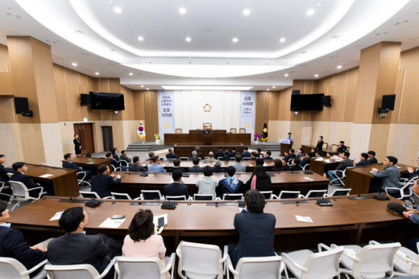 지난 4월 김포시의회가 신청사 시대를 개막했지만, 후반기 원구성 갈등으로 5개월여 파행을 거듭하고 있다. 급기야 김포시청 공무원노조가 시의회의 정상화를 촉구하며 시의원 전원 사퇴를 요구하는가 하면, 김포지역 17개 시민단체가 성명을 내고 시의회의 파행에 대해 김병수 시장과 김종혁 의장의 책임있는 역할을 촉구했다. 양형찬 기자