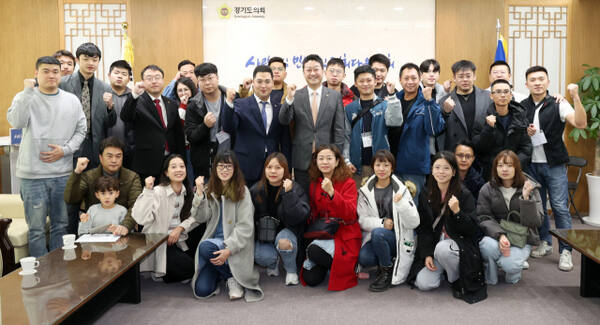 2일 오후 경기도의회 의장 접견실에서 김진경 의장이 대만JC 잉거구(鶯歌區) 지부 방문단과 함께 기념촬영을 하고 있다. 경기도의회 제공.