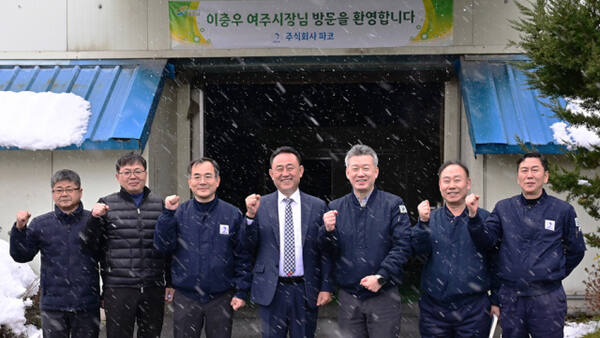이충우 여주시장이 연마제품 생산기업인 (주)파코 기업체 현장 방문을 하고 관계자들과 기념촬영을 하고 있다./사진 =여주시제공