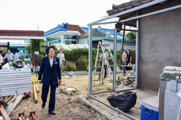 이천시 김경희 시장이 시가 추진한 주요 사업인 주거환경 개선사업의 희망하우징 사업 현장을 방문해 참여자들을 격려했다. 이천시 제공.