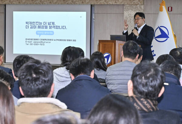 3일 오전 경기일보 대회의실에서 정제우 한국언론진흥재단 디지털혁신지원국 뉴스 빅데이터팀 과장이 ‘빅카인즈 AI를 뉴스에 활용할 수 있는 방법’을 주제로 초청 강의를 하고 있다. 홍기웅기자