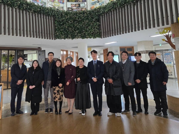 김일중 도의원이 이천다원학교 현안사항 논의를 위한 정담회 개최한 후 참석자들과 기념촬영을 하고 있다. 김일중 도의원 제공.