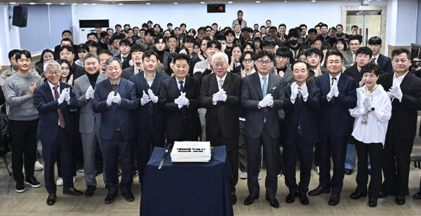 3일 경기일보 본사에서 열린 ‘네이버 뉴스 제휴사 경기일보 구독자 200만명 돌파 기념식’에서 경기일보 구성원들이 박수를 치고 있다. 홍기웅기자