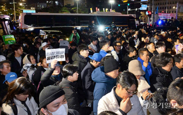 윤석열 대통령이 3일 오후 비상 계엄을 선포한 가운데 4일 새벽 국회의사당 안팎이 계엄을 반대하는 시민과 경찰, 계엄군 등으로 북새통을 이루고 있다. 윤원규기자