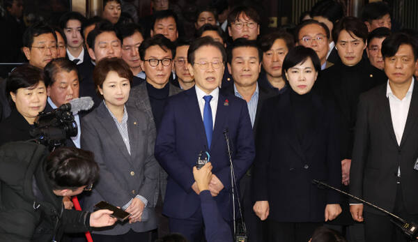 윤석열 대통령의 비상 계엄 선포와 관련, 4일 오전 국회에서 비상계엄 해제요구 결의안이 통과된 후 더불어민주당 이재명 대표가 입장을 밝히고 있다. 연합뉴스