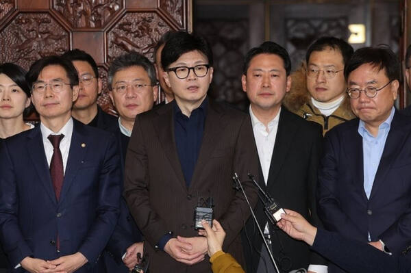 국민의힘 한동훈 대표가 4일 새벽 서울 여의도 국회에서 윤석열 대통령의 계엄 해제 추가 담화 발표에 대한 입장을 말하고 있다. 연합뉴스