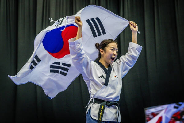 2024 WT 세계태권도품새선수권대회 여자 30세 이하부 공인품새에서 우승, 3개 종별에 걸쳐 대회 3연패를 달성한 이주영이 태극기를 들고 경기장을 돌며 세리머니를 펼치고 있다.세계태권도연맹 제공