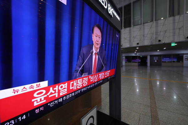 윤석열 대통령이 비상계엄을 선포한 3일 저녁 서울역TV에 관련 뉴스가 나오고 있다. 연합뉴스
