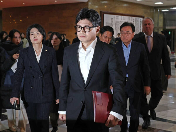 국민의힘 한동훈 대표가 4일 서울 여의도 국회에서 열린 비상의원총회에 참석하고 있다. 연합뉴스