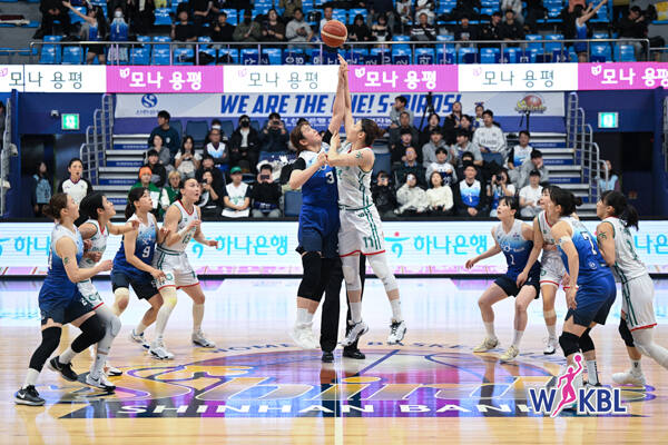 지난달 29일 인천도원체육관에서 열린 부천 하나은행과 인천 신한은행의 2라운드 맞대결에서 양 팀 선수들이 점프볼을 하고 있다. WKBL 제공
