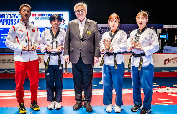 2024 세계태권도연맹(WT) 세계태권도품새선수권대회에서 부문별 MVP에 선정된 (왼쪽부터)주위샹(중국), 변재영, 이주영, 차예은이 시상식 후 조정원 WT 총재와 기념촬영을 하고 있다.세계태권도연맹 제공