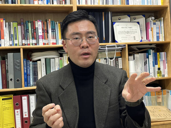 정동열 한국공학대학교 일학습병행 공동훈련센터장(디지털경영학과 교수)가 일학습병행 공동훈련센터에 대해 설명하고 있다. 김형수기자